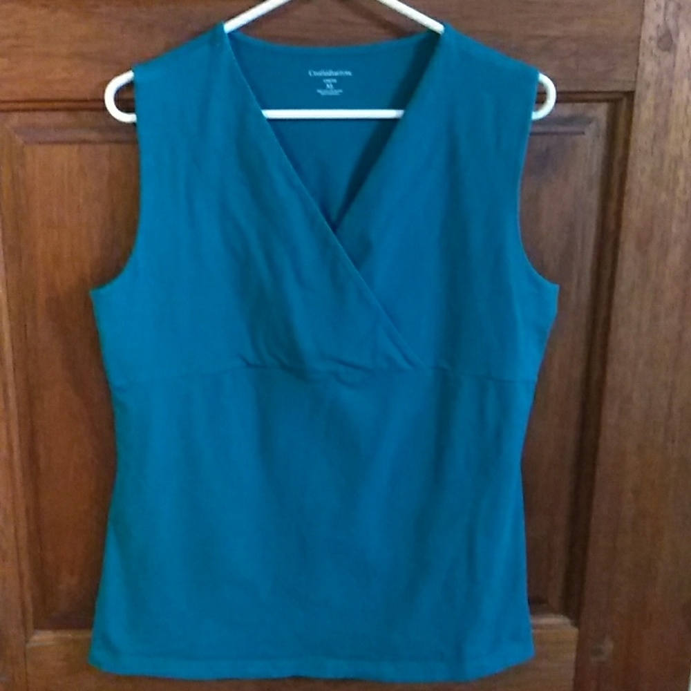 Sleeveless tank top.